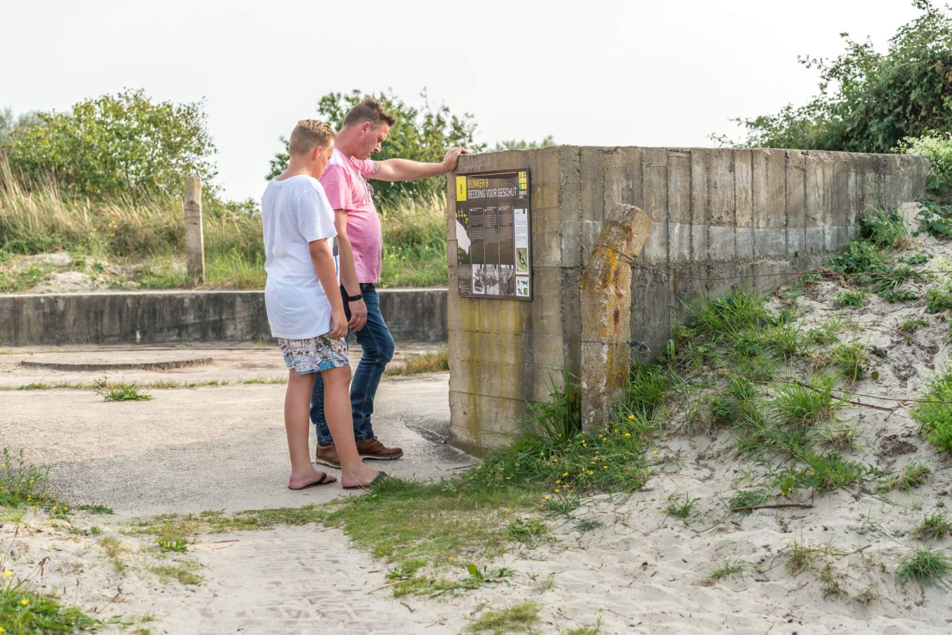 Wandelaars bij Bunkercomplex de Punt